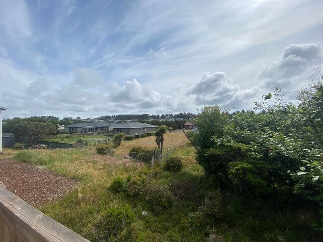 Building Photo - Ocean Park 2-Story Home, Deck with Views, Separate Living Spaces