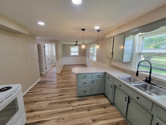 Building Photo - 7721 Diane Dr
