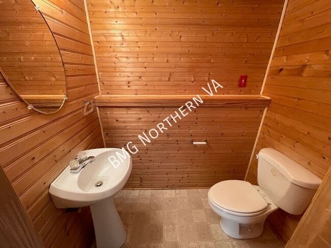 Building Photo - 865 Tall Oaks Square