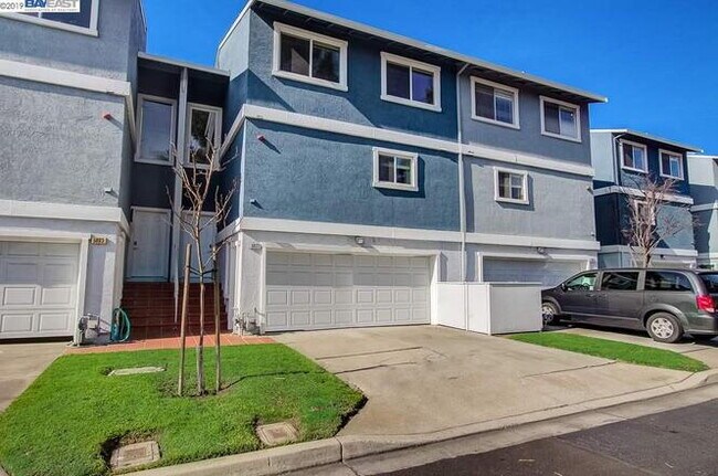 Building Photo - Bright 3 Bedroom Townhome in Newark