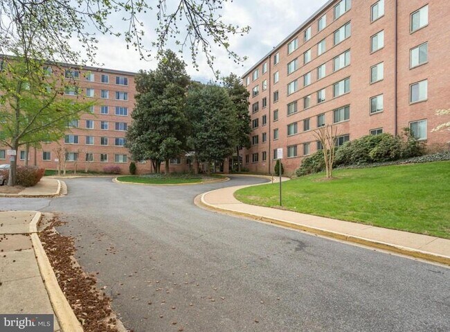 Building Photo - 3000 Spout Run Pkwy