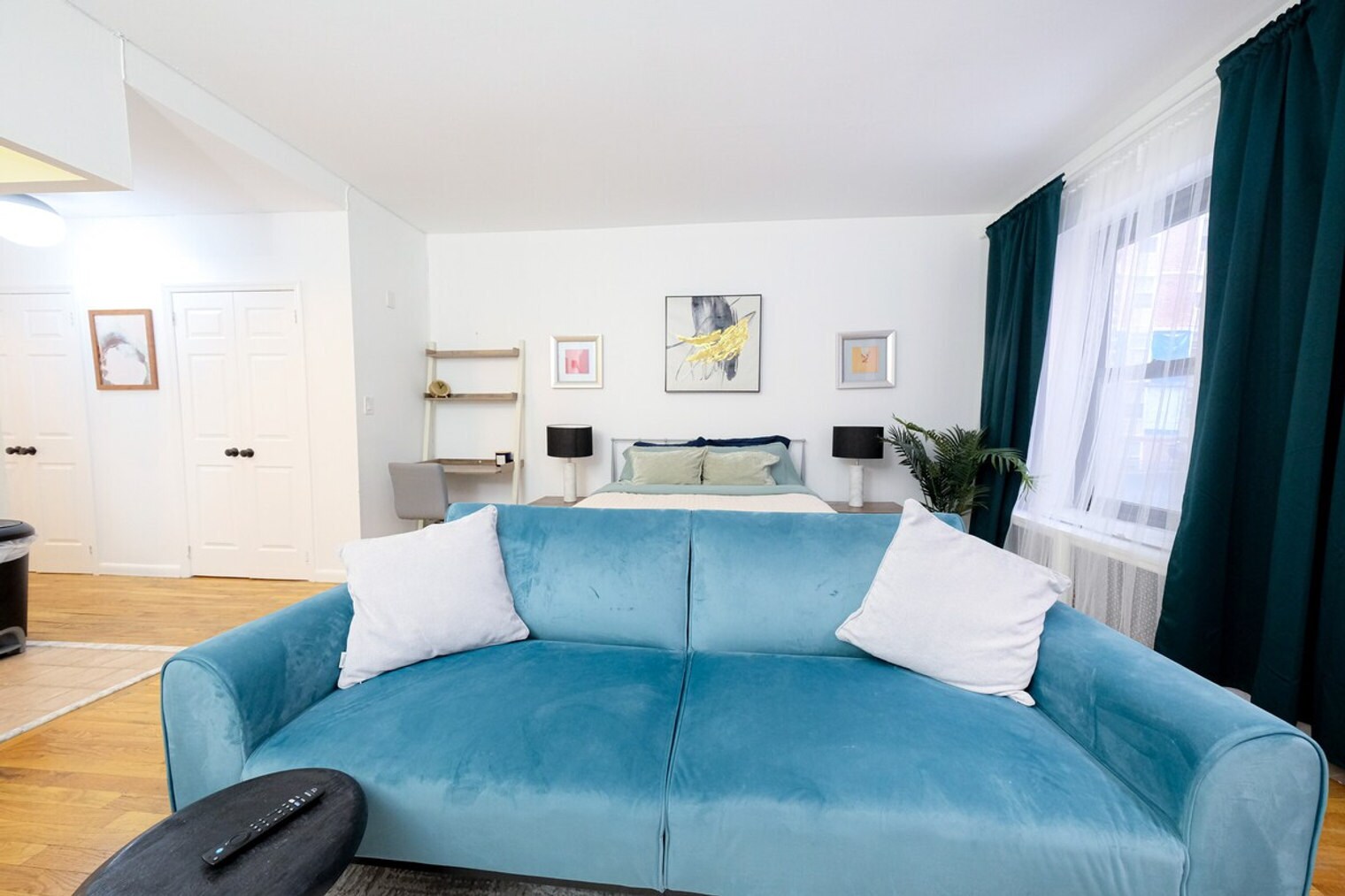 Building Photo - 305 E 95th St