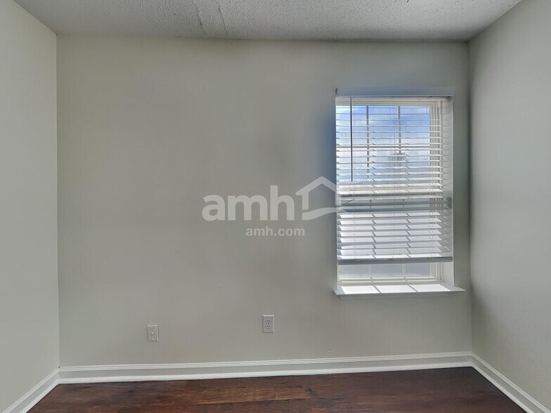 Building Photo - 510 Fairview Lake Way