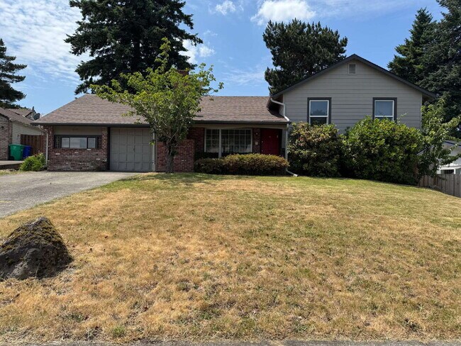 Primary Photo - Large 4 Bedroom / 3 Bathroom, Split-level ...