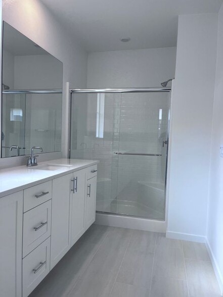 Building Photo - 4041 Pomelo Dr