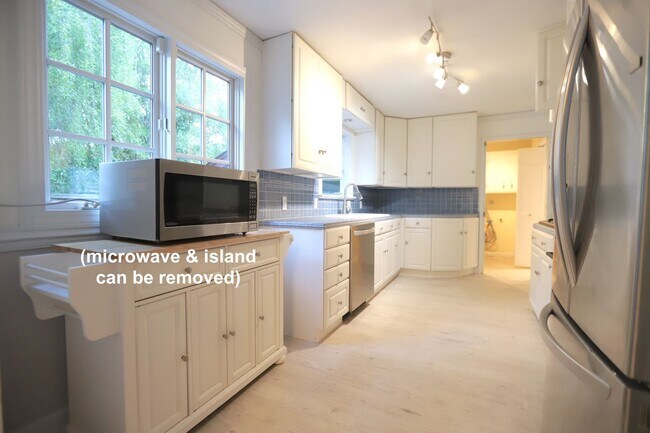 Building Photo - Santa Rosa: 3 bedroom, 2 1/2 bath Home wit...
