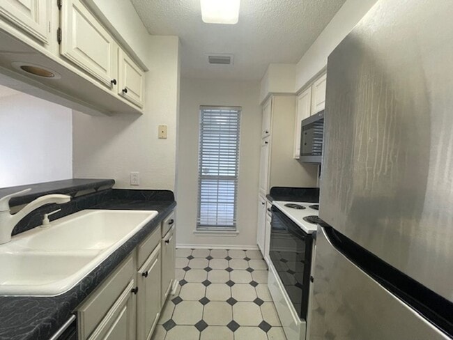 Building Photo - 2105 St Michaels Dr