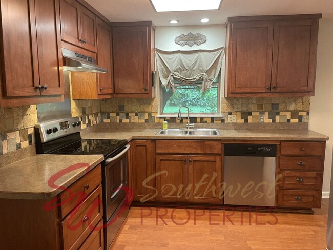 Building Photo - Charming 3 Bed / 2 Bath Home in a Quiet Central Neighborhood