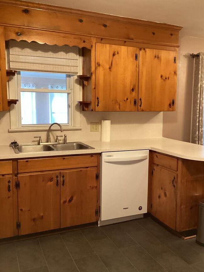 Building Photo - Roomy Updated Home in Established Neighbor...