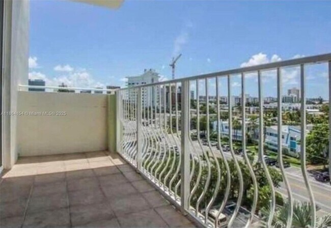 Building Photo - 10350 W Bay Harbor Dr