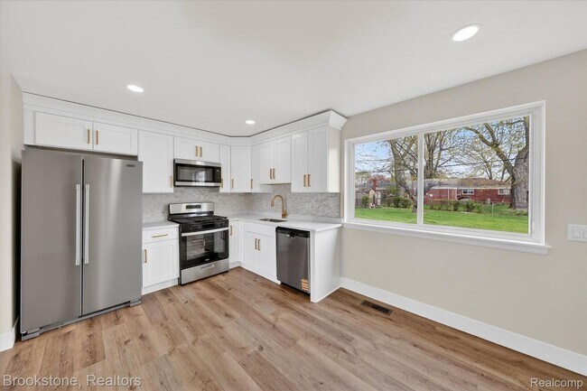Building Photo - 30428 Iroquois Dr