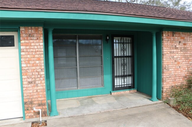 Building Photo - 710 W 7th St