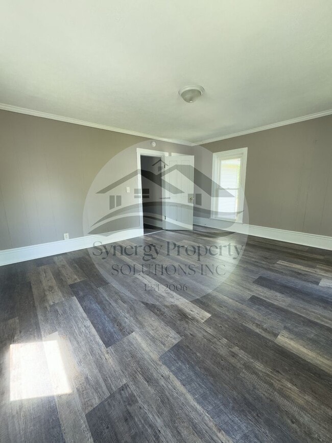 Building Photo - LARGE CRESTLINE HOUSE