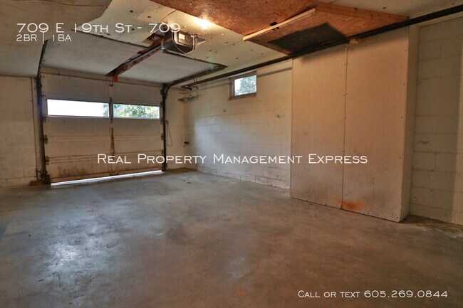 Building Photo - 709 E 19th St