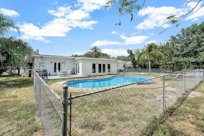 Building Photo - 2417 Pierce St