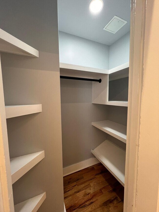 Building Photo - 423 Shelton Ave