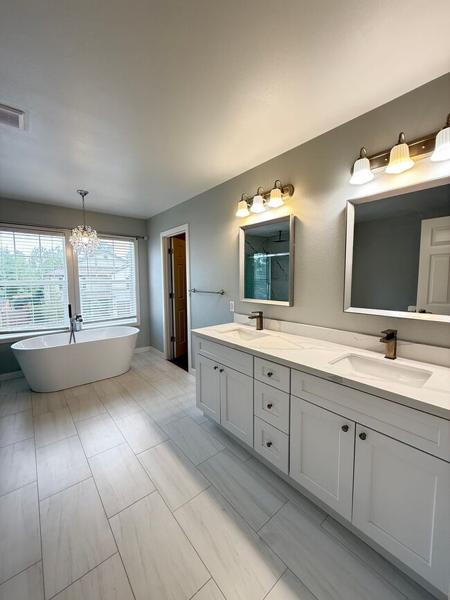 Building Photo - Move in Ready Luxury 4 Bedroom, 2.5 bath home for rent...