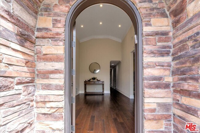 Building Photo - 5310 Leghorn Ave