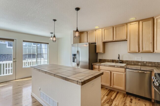 Building Photo - Sunny townhome in West Longmont!