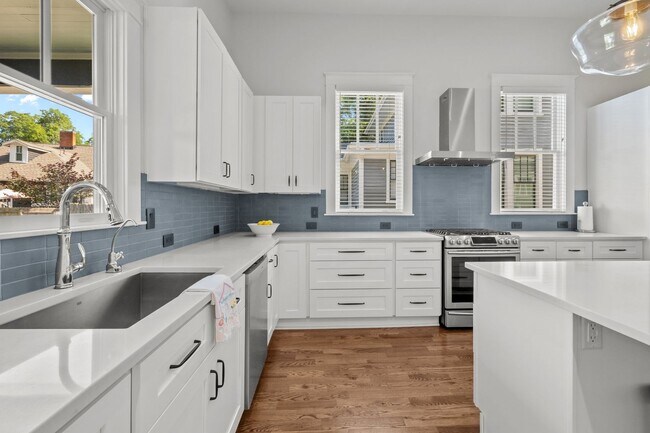 Building Photo - Gorgeous Renovation near Downtown Durham -...