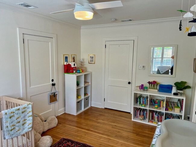 Building Photo - 3/2 Duplex Conveniently Situated in an Established Neighborhood!