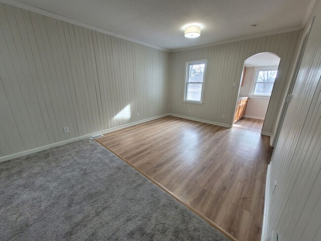 Building Photo - 2 Bedroom Rental Home with mudroom and spa...