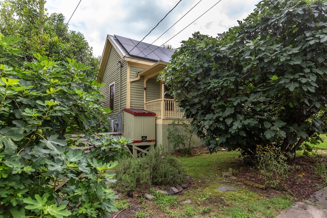 Building Photo - 510 Oakwood Ave