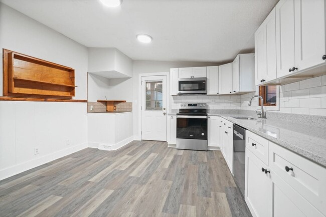 Building Photo - Beautiful Home with Large Two-Car Garage -...