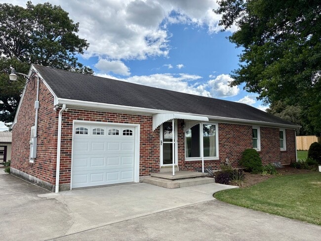 Building Photo - 3 Bedroom 2 Bathroom in Annville w/Huge Ga...