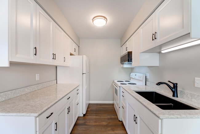 Building Photo - 305 Maple Ave