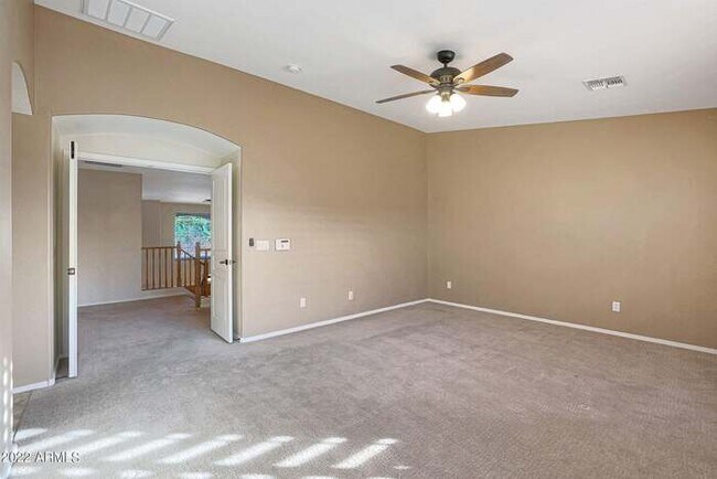 Building Photo - Beautiful 5 bedroom w/pool!