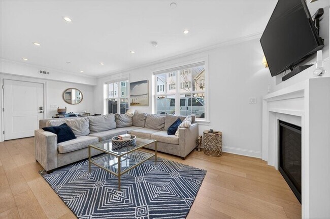 Building Photo - 521 E 8th St