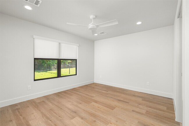 Building Photo - 9606 Pine Lake Dr