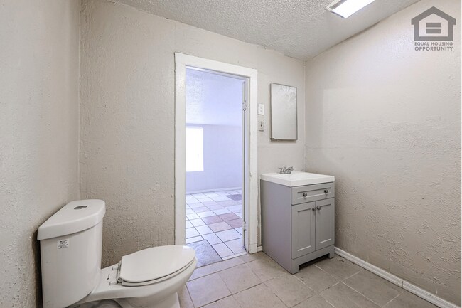 Building Photo - 903