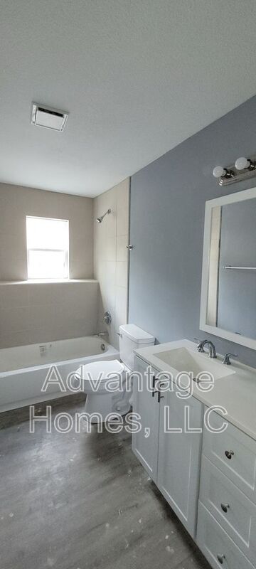Building Photo - 700 N 70th St