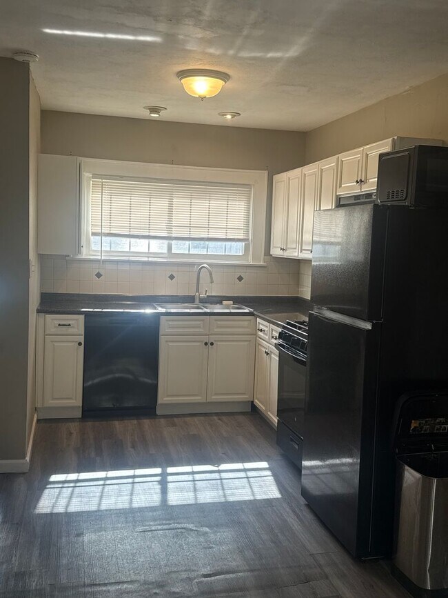 Building Photo - Great Mattydale 3 Bed 1 Bath Colonial