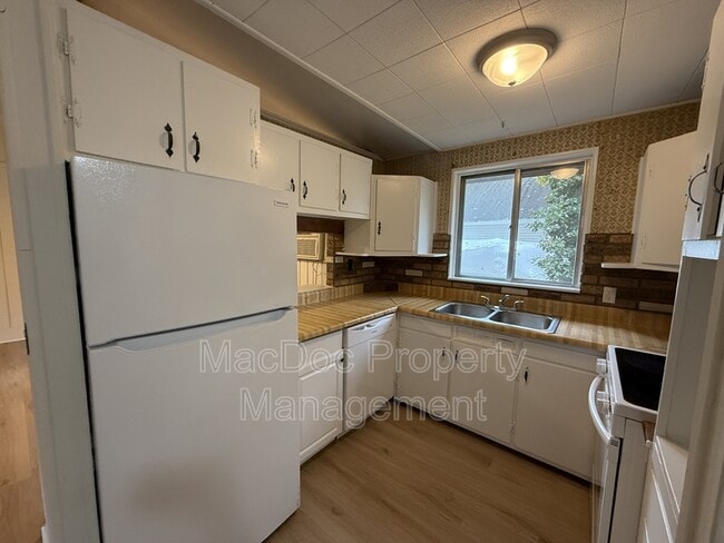 Building Photo - 900 Lakeview Pkwy