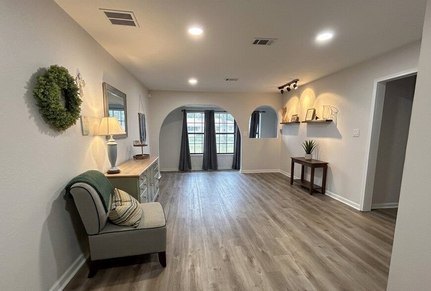 Building Photo - 118 Loizos Dr NW