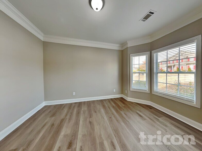 Building Photo - 905 Southfork Dr