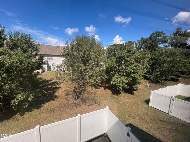 Building Photo - 4 Bedroom, 3 Full Bath End Unit Townhome i...