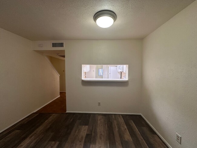 Building Photo - Spacious 2 story townhome in gated and gua...