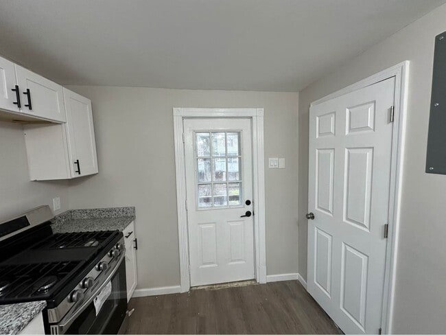 Building Photo - 220 Crane St