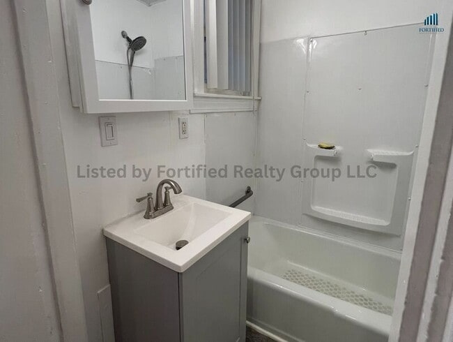 Building Photo - 42 Kilburn St