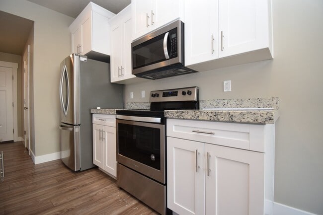 Building Photo - Charming 4 bed Sandy Home, with HOA in Fantastic Location!!!