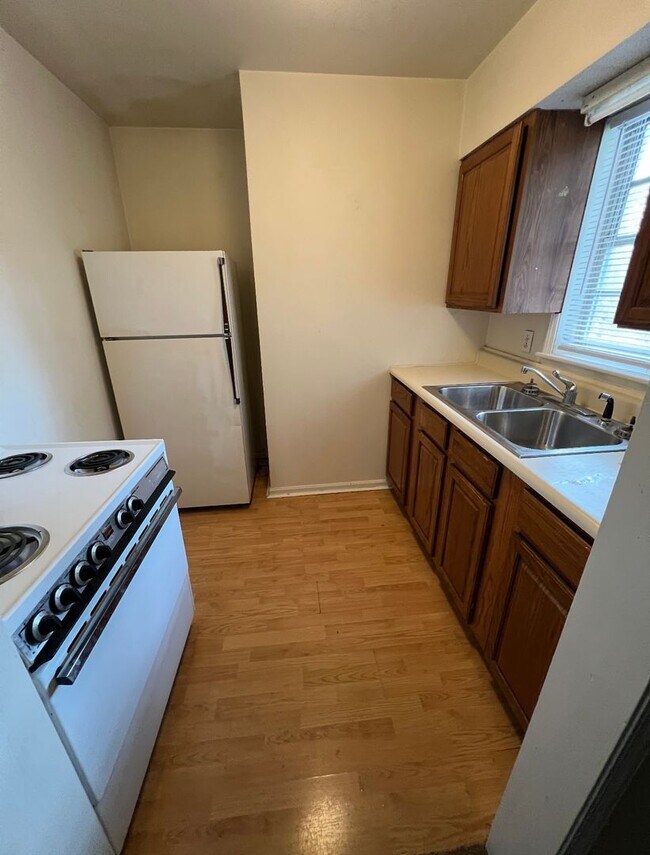 Building Photo - $875 Potter House Apartments: Directly adjacent to BSU and IU Health Ball Memorial Hospital.