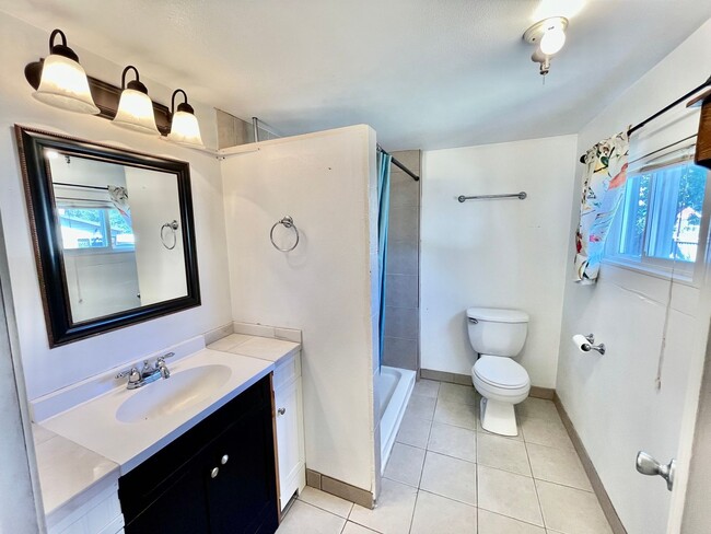 Building Photo - Charming Ronald Cabin Available through Ma...