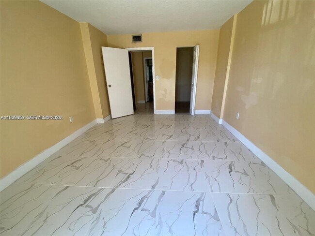 Building Photo - 16851 NE 23rd Ave