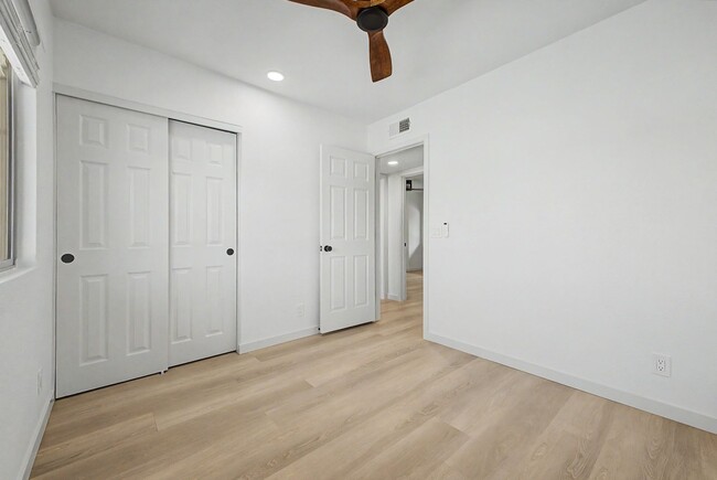 Building Photo - Remodeled 3BR End Unit Townhome in South Tempe | Private Yard + Covered Parking