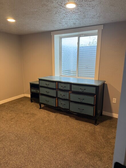 Building Photo - 9518 E Broadway Ave