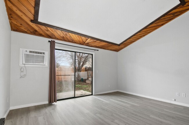 Building Photo - 2bed, 1.5 bath Duplex with Garage & Fenced Yard!